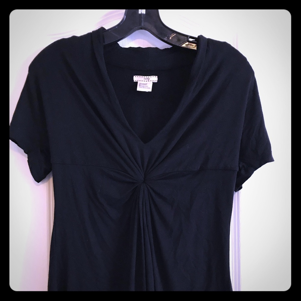 Easy to wear blk top with flattering detail